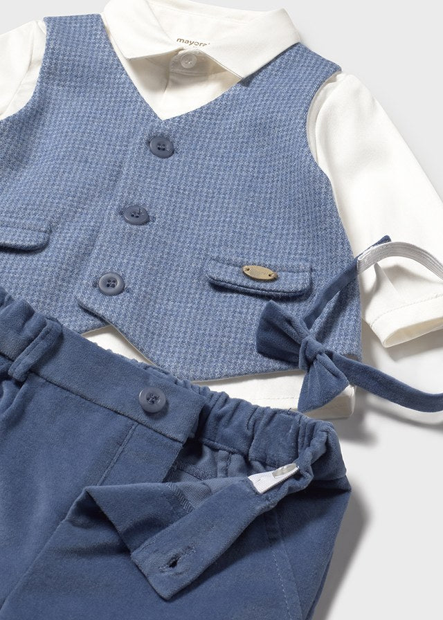 Conjunto camisa chaleco y pantalón