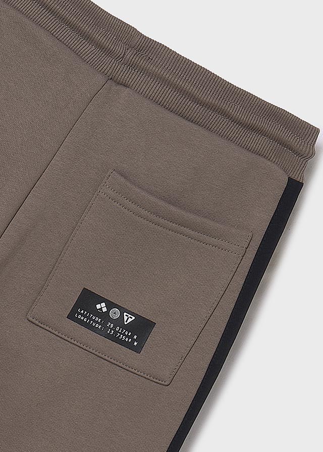 Pantalón deportivo contraste chico