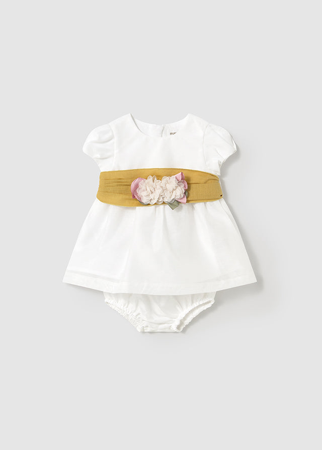 Vestido con cubrepañal y fajín recién nacida