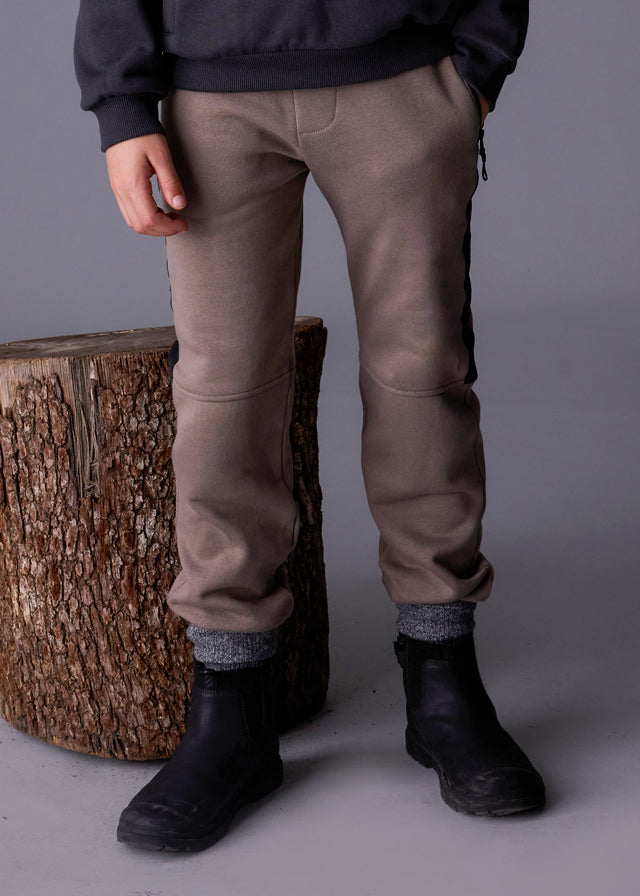 Pantalón deportivo contraste chico