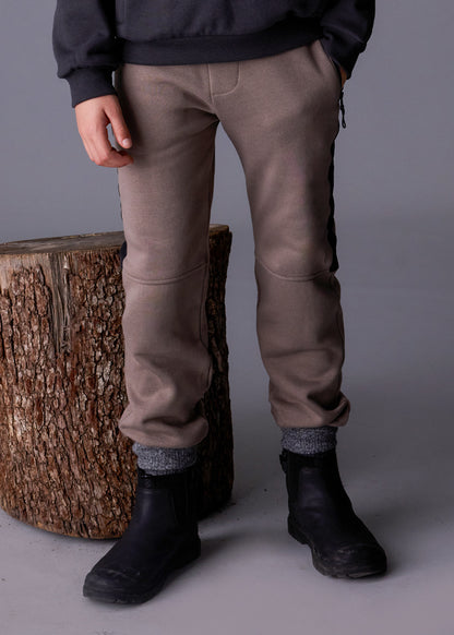 Pantalón deportivo contraste chico