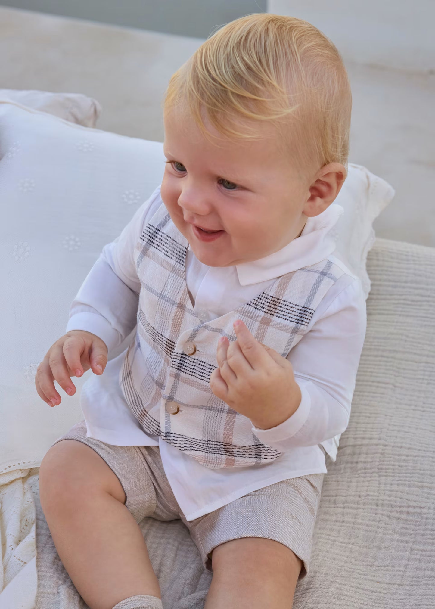 Conjunto pantalón corto y camisa con chaleco recién nacido