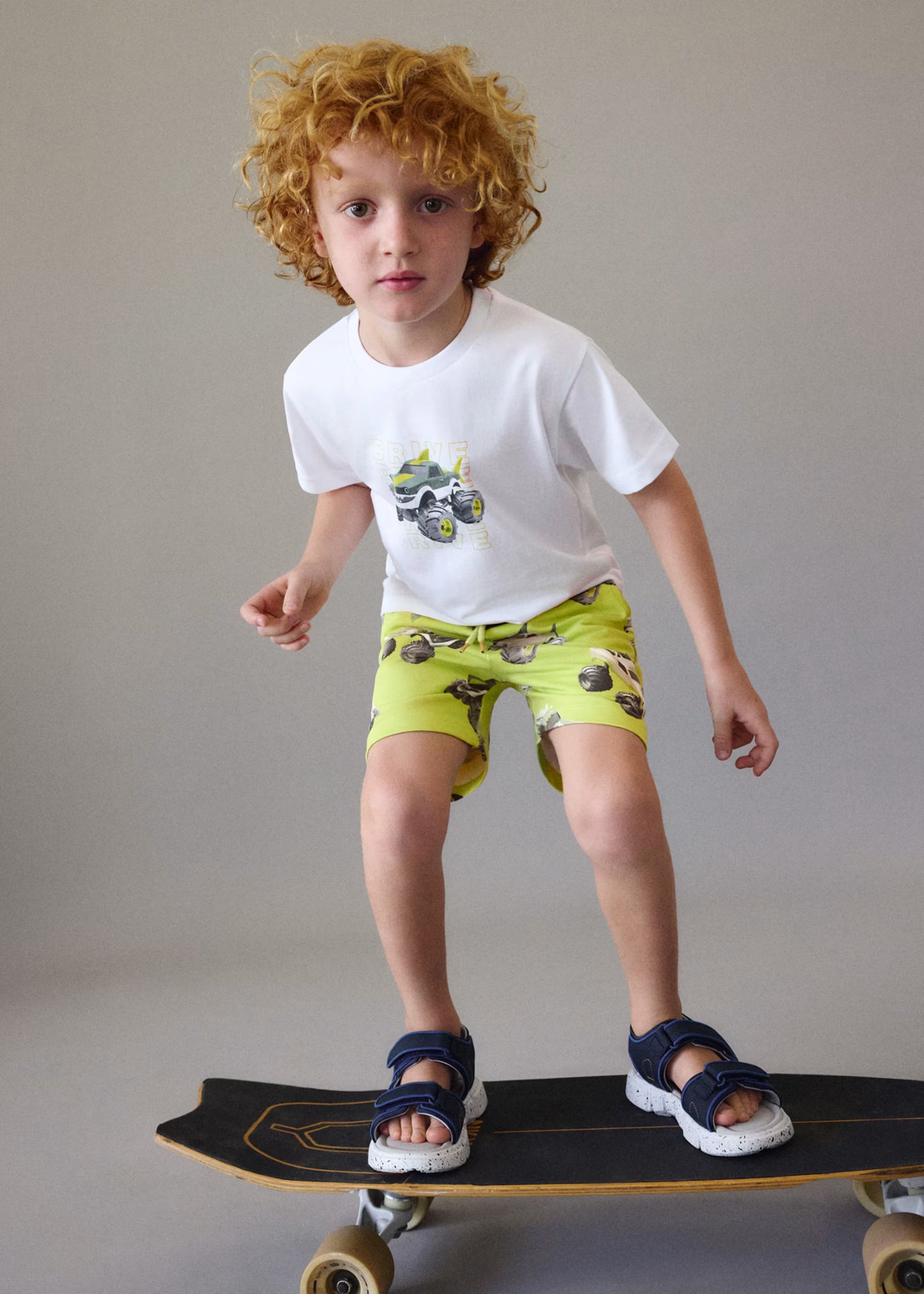 Conjunto bermuda y camiseta estampada niño