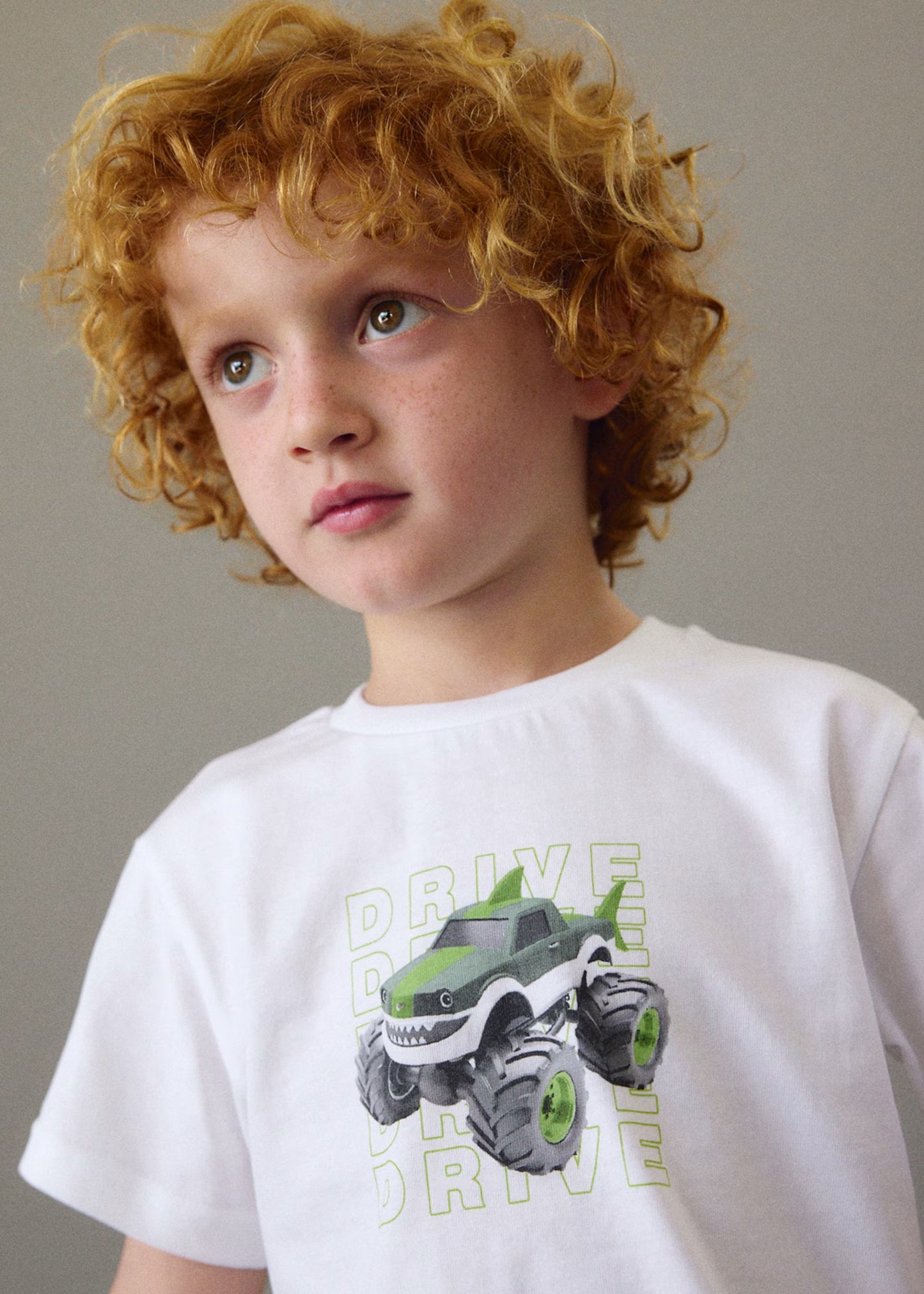 Conjunto bermuda y camiseta estampada niño
