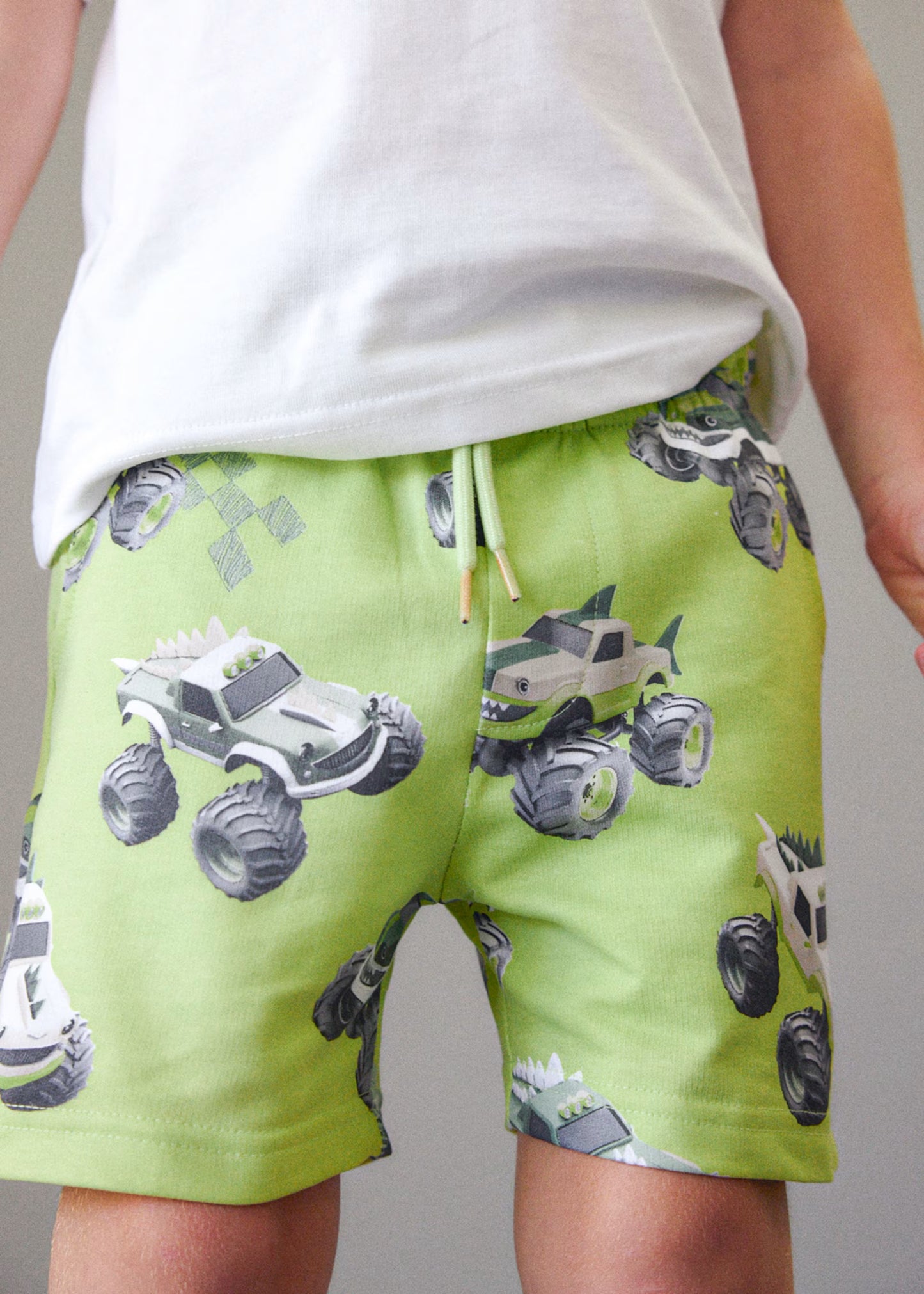 Conjunto bermuda y camiseta estampada niño