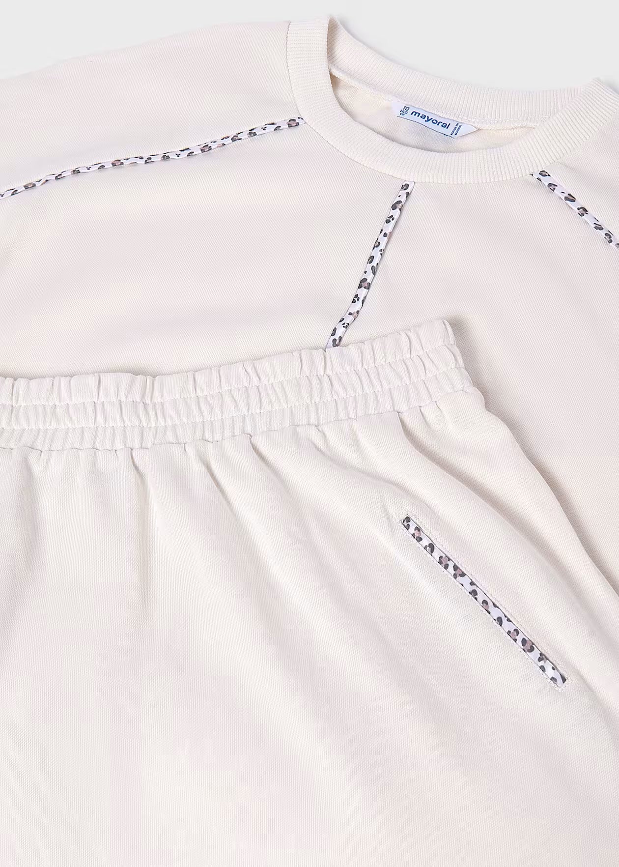 Conjunto falda y camiseta contrastes chica
