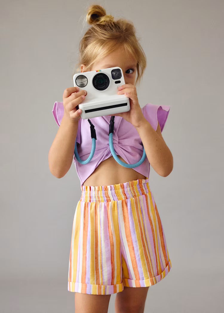 Conjunto pantalón corto de rayas y camiseta niña