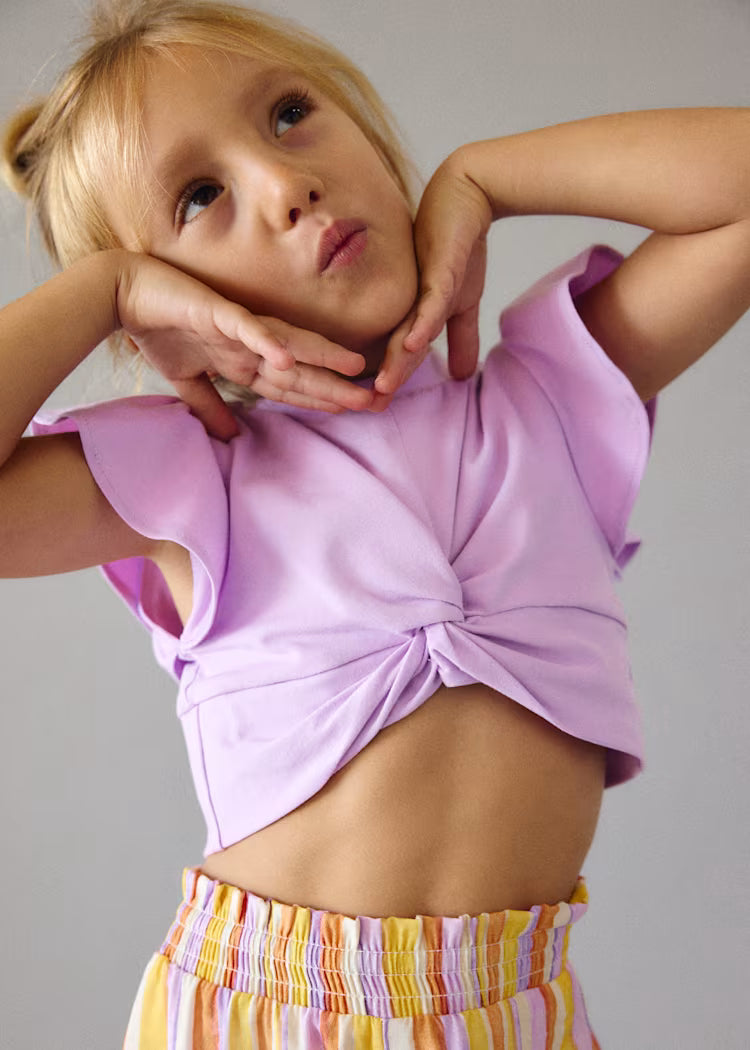 Conjunto pantalón corto de rayas y camiseta niña