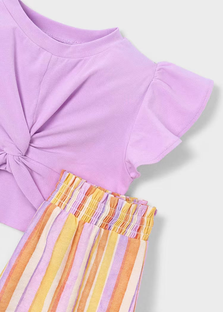 Conjunto pantalón corto de rayas y camiseta niña