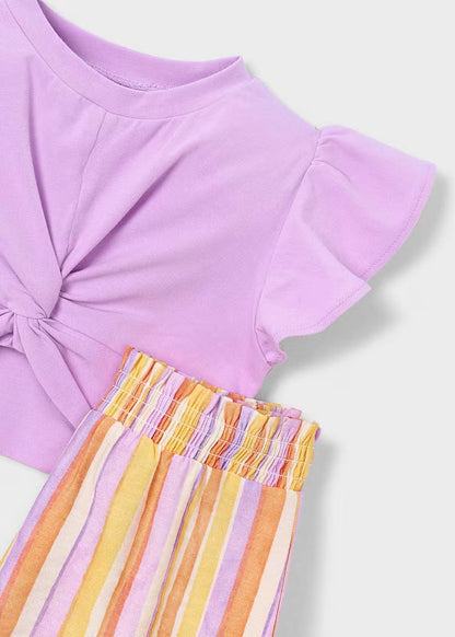 Conjunto pantalón corto de rayas y camiseta niña
