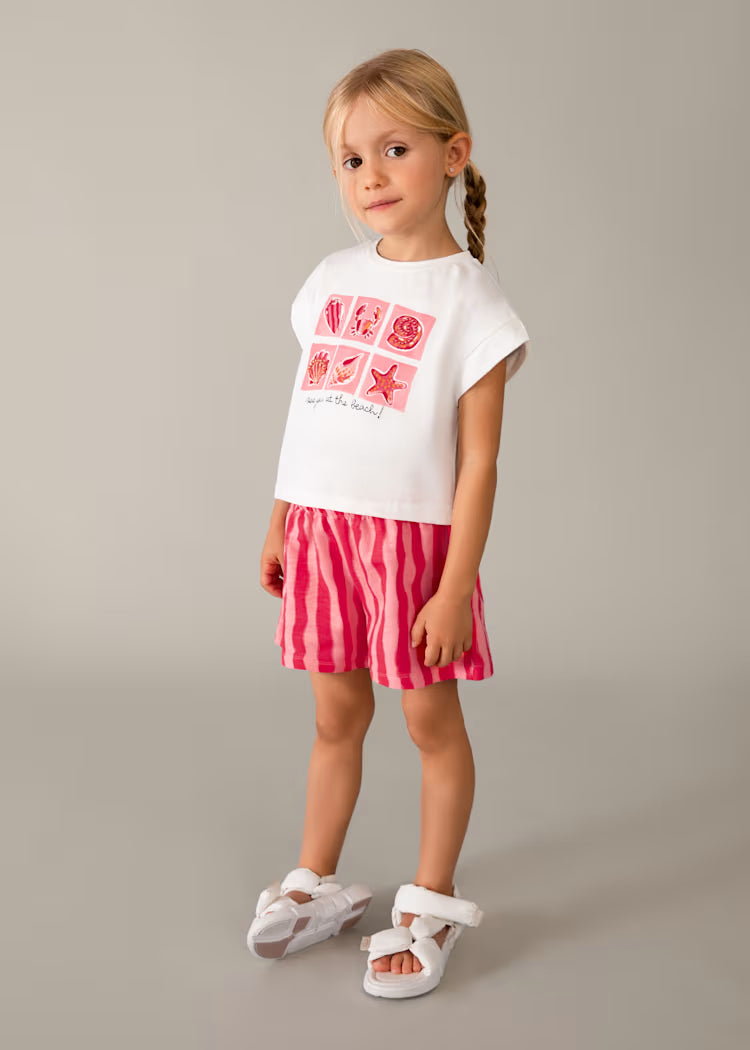 Conjunto pantalón corto estampado y camiseta niña