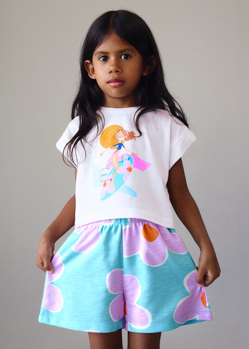 Conjunto pantalón corto estampado y camiseta niña