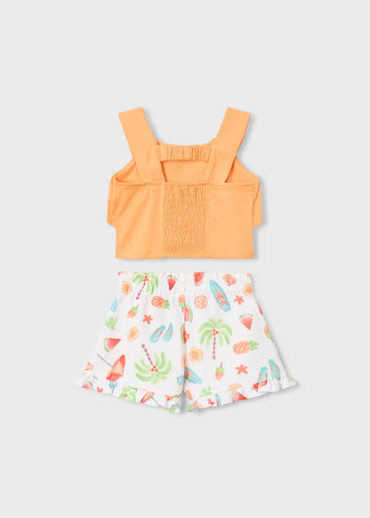 Conjunto pantalón corto estampado y top volantes niña