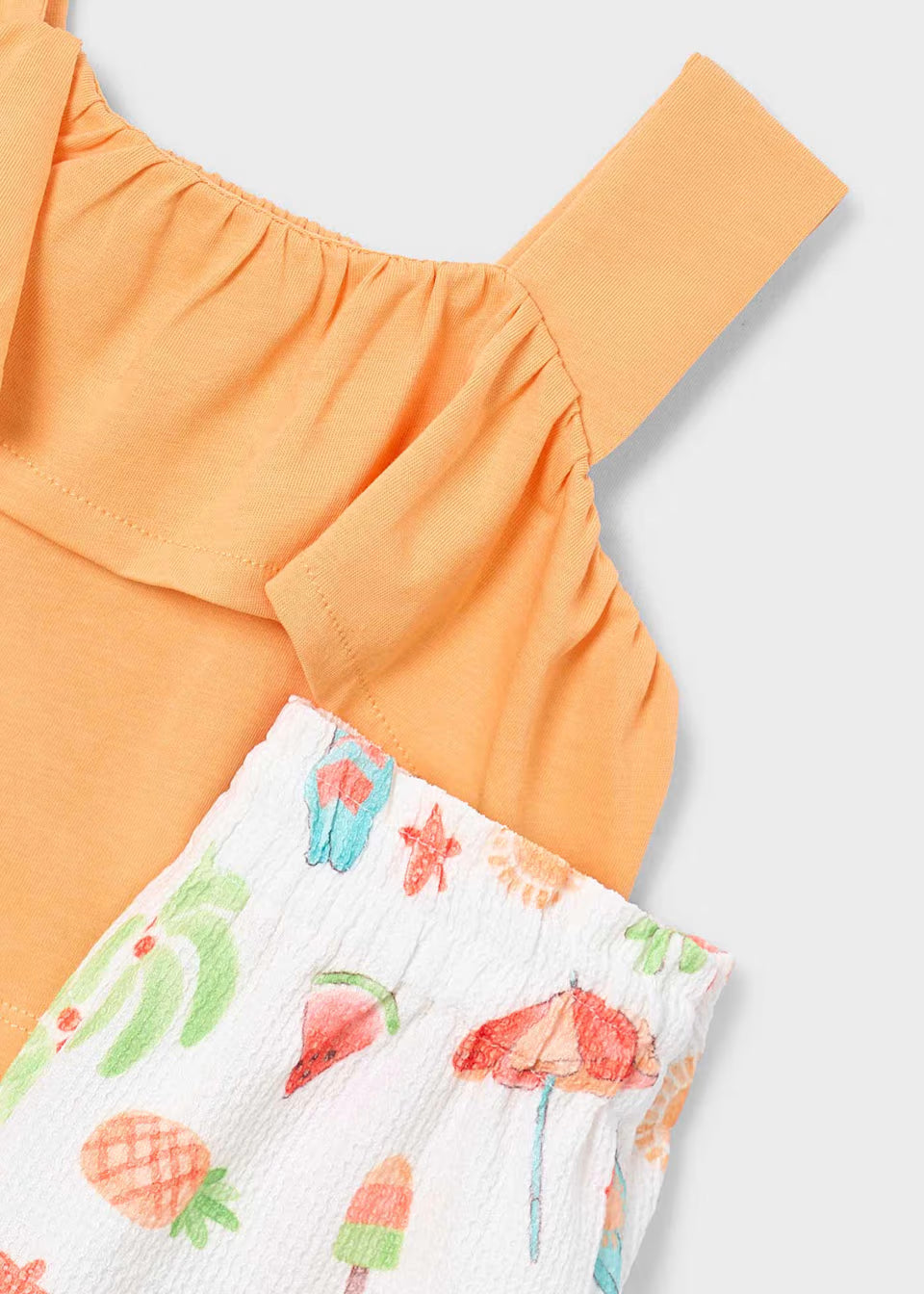Conjunto pantalón corto estampado y top volantes niña