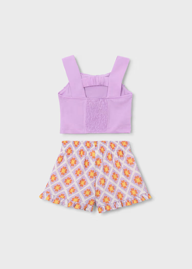 Conjunto pantalón corto estampado y top volantes niña