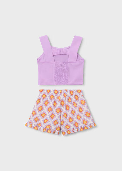 Conjunto pantalón corto estampado y top volantes niña