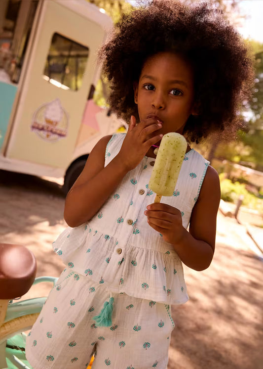 Conjunto pantalón corto y camiseta estampada niña