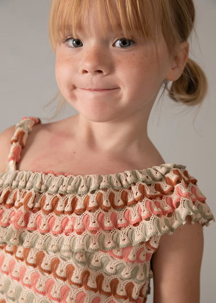 Conjunto pantalón corto y top asimétrico niña
