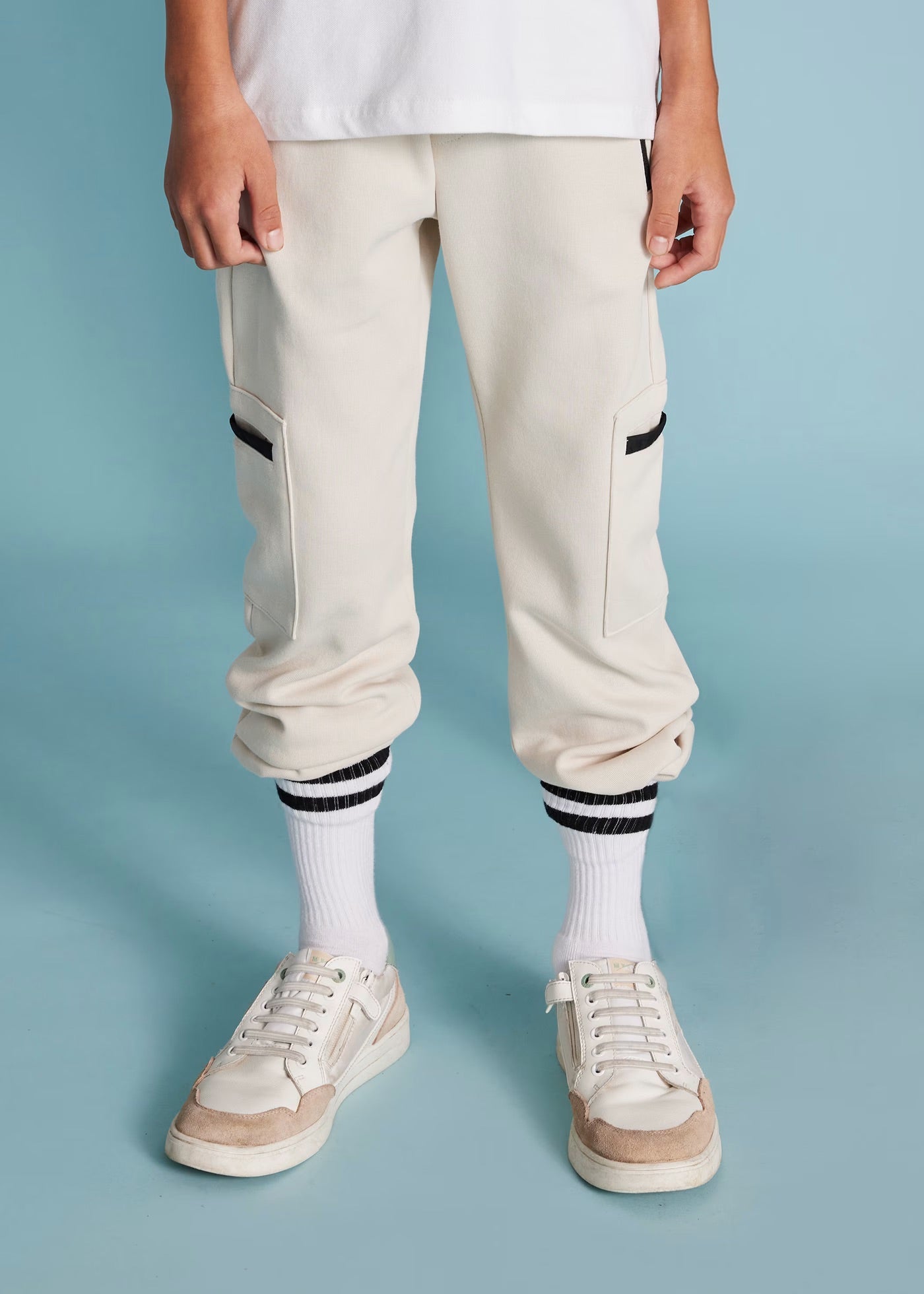 Pantalón casual contrastes chico