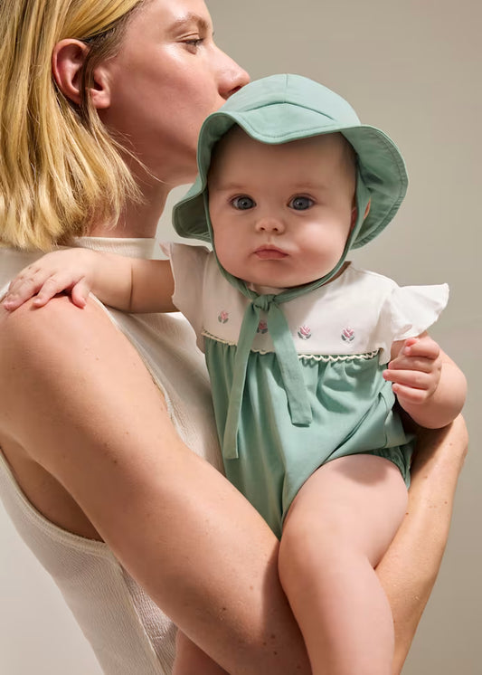 Pelele florecitas con gorro recién nacida