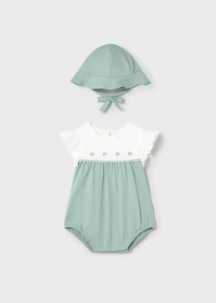 Pelele florecitas con gorro recién nacida