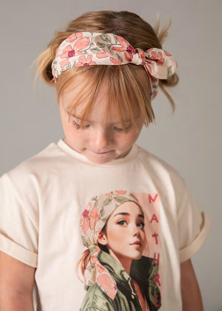 Playera con scrunchie estampada niña