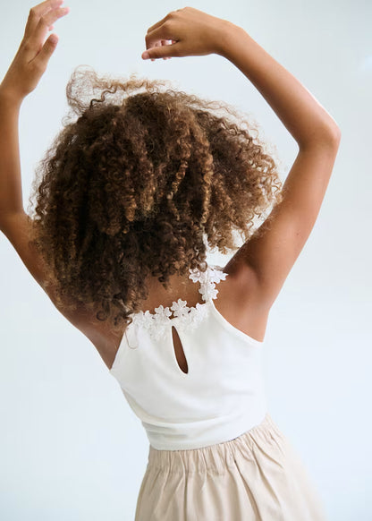 Top con detalle floral en tirantes chica