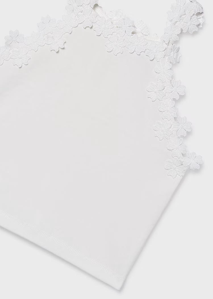 Top con detalle floral en tirantes chica